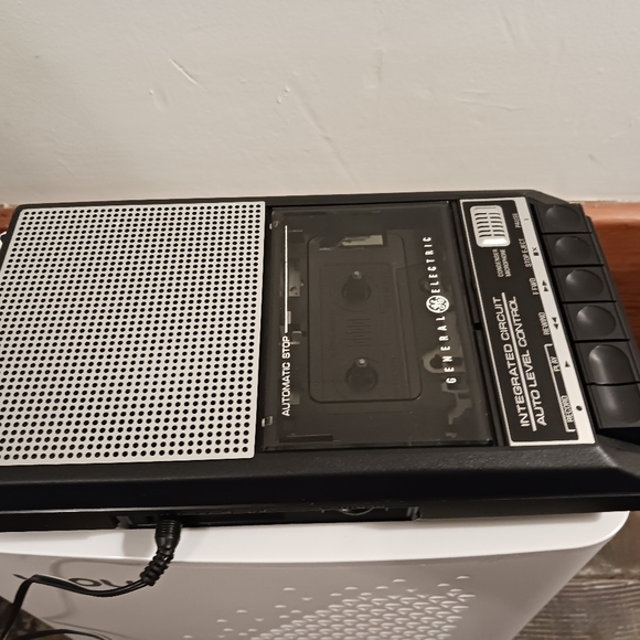 General Electric (GE) Cassette Player/Recorder - Picture 6 of 12
